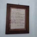foto della poesia incorniciata e appesa a parete
