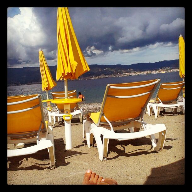 spiaggia, ombrelloni gialli, su stretto di Messina