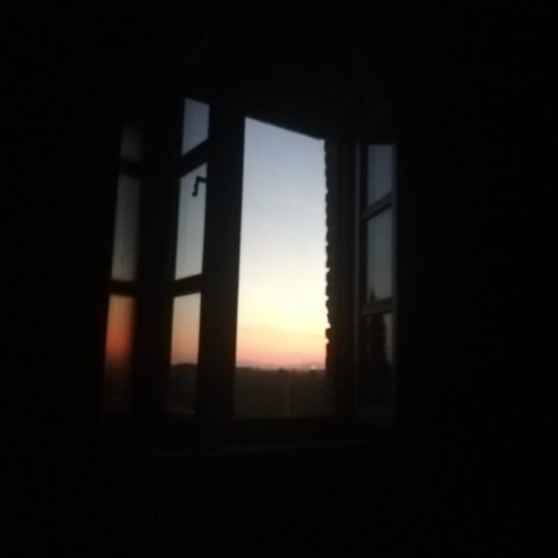 finestra aperta sul tramonto