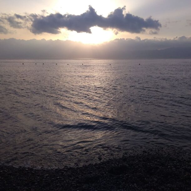 tramonto nuvoloso sul mare dello stretto di Messina