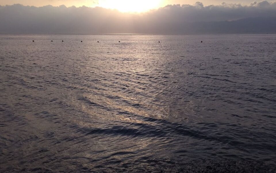 tramonto nuvoloso sul mare dello stretto di Messina