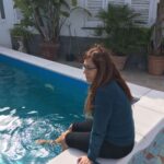 donna sul bordo di una piscina termale