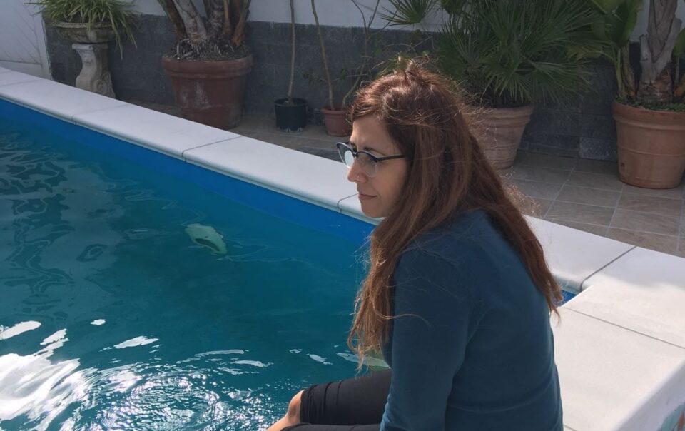 donna sul bordo di una piscina termale