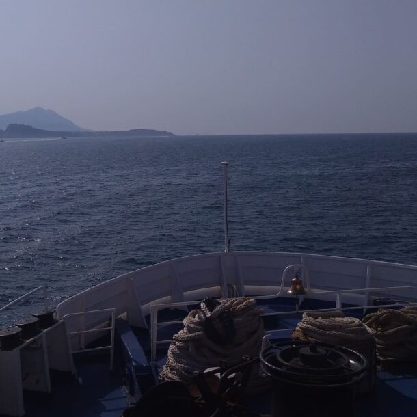 la prua di un traghetto, il mare e delle isole sullo sfondo
