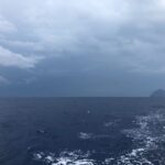 il mare in tempesta e un isola sullo sfondo