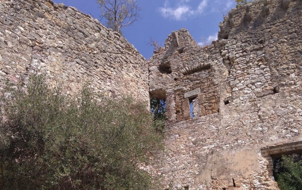 mura di un antico edificio diroccato
