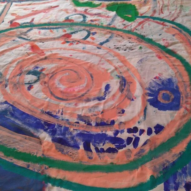 una spirale di diversi colori dipinta su uno sfondo bianco