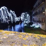 luminarie di Natale lungo un fiume