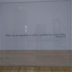 lastra di vetro opera d'arte con frase di Wittgenstein
