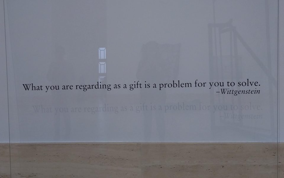 lastra di vetro opera d'arte con frase di Wittgenstein