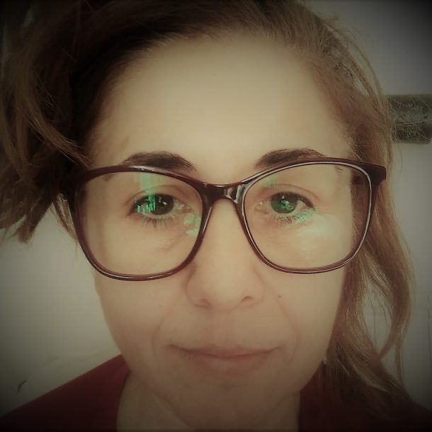 fotografia di un viso di donna con occhiali