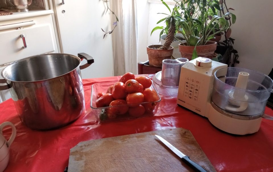 su un tavolo tutto preparato per fare le passate di pomodoro