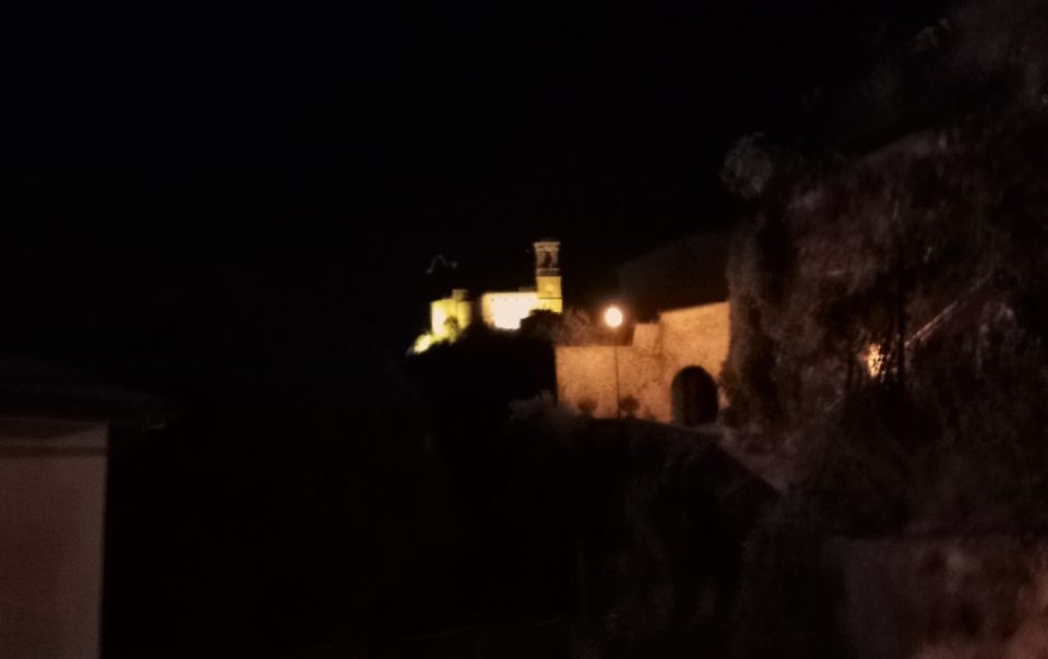 mura e campanile illuminati nella notte