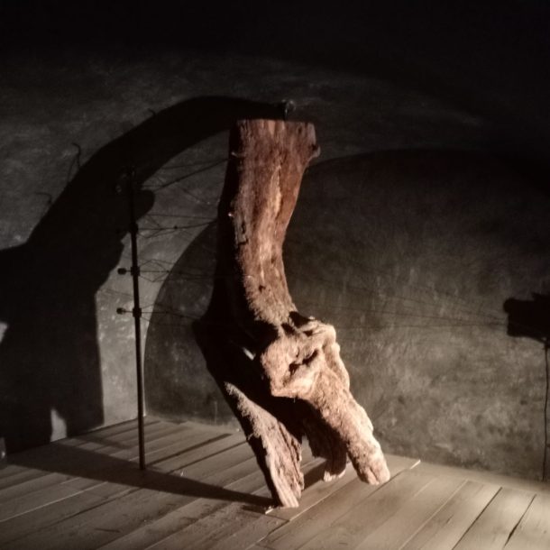 istallazione al museo dell'olio di Castelnuovo di farfa, un tronco con figura antromorfizzata