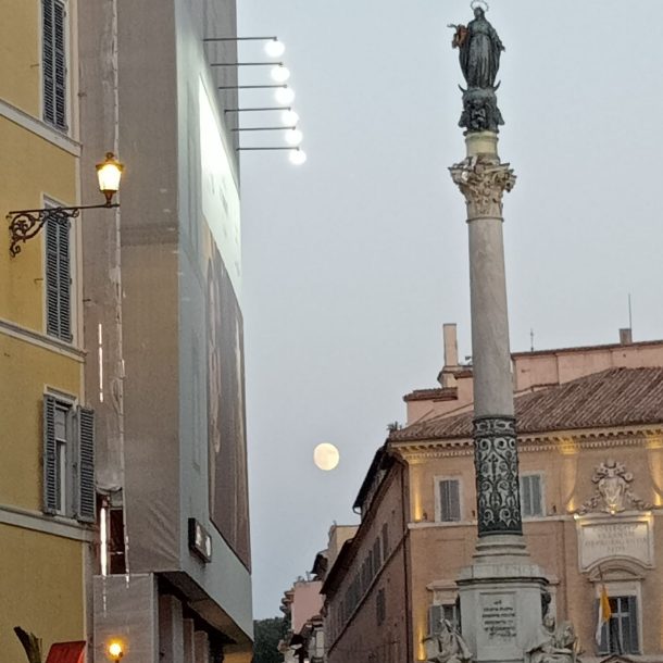 luna in mezzo ai palazzi di piazza di Spagna