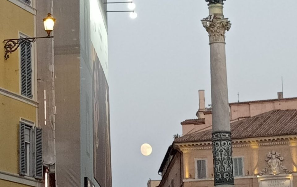 luna in mezzo ai palazzi di piazza di Spagna