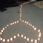 percorso illuminato da candele che formano un cuore