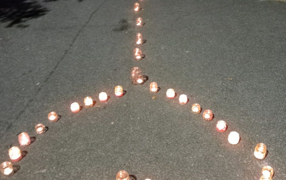 percorso illuminato da candele che formano un cuore