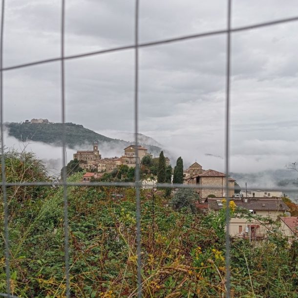 veduta di un paesaggio collinare attraverso una rete