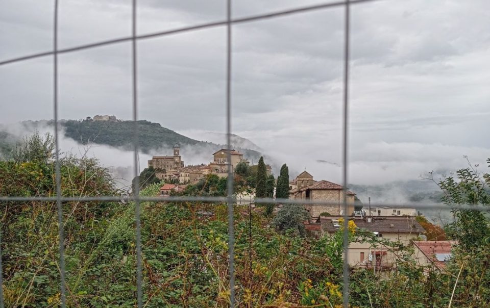 veduta di un paesaggio collinare attraverso una rete