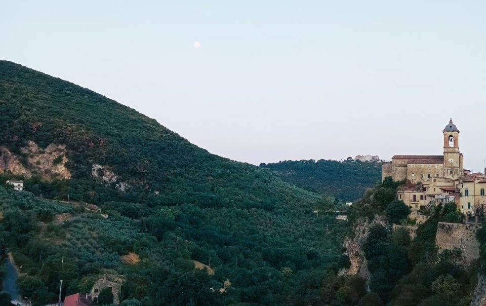 vista sul campanile di un borgo medievale