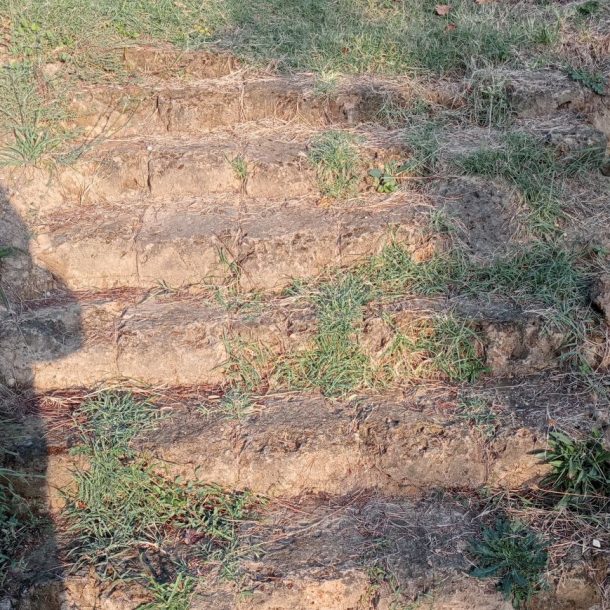 gradinata in pietra illuminata dal riflesso del sole